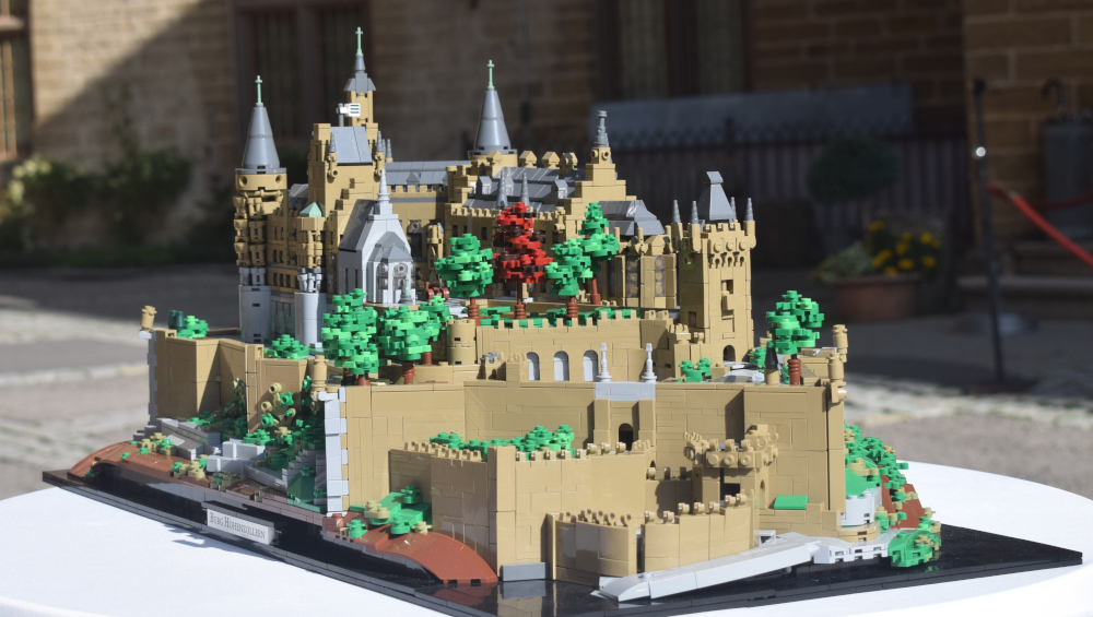 Das Set der Burg Hohenzollern im Burghof