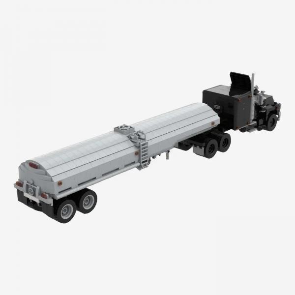 Klassischer schwarzer LKW mit Trailer