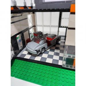 Autohaus und Werkstatt mit Auto