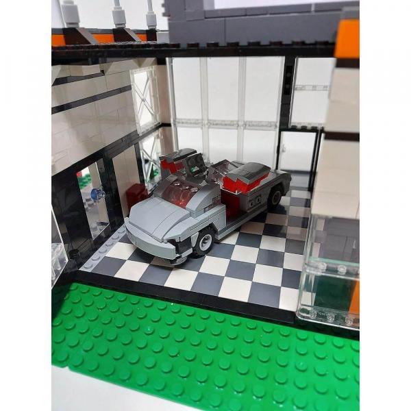 Autohaus und Werkstatt mit Auto