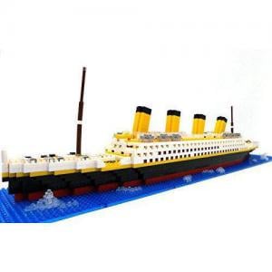 Titanic ship diorama with iceberg and marine baseplates