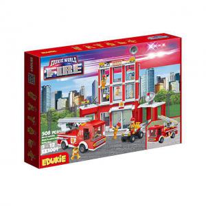 Feuerwehrstation mit Feuerwehrauto und Quad