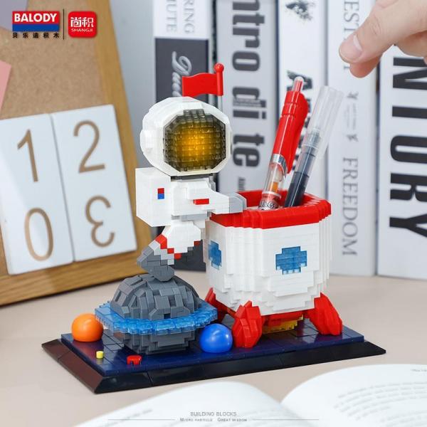 Astronaut pencil holder (diamond blocks)