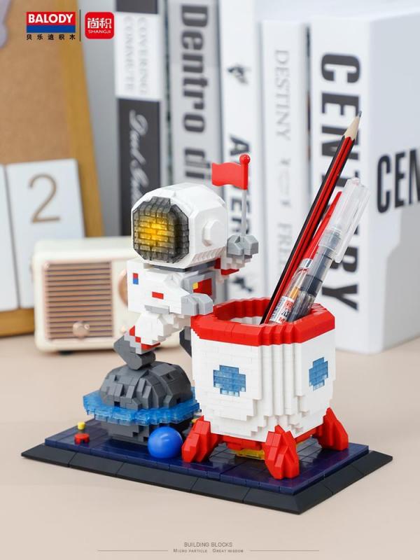 Astronaut pencil holder (diamond blocks)