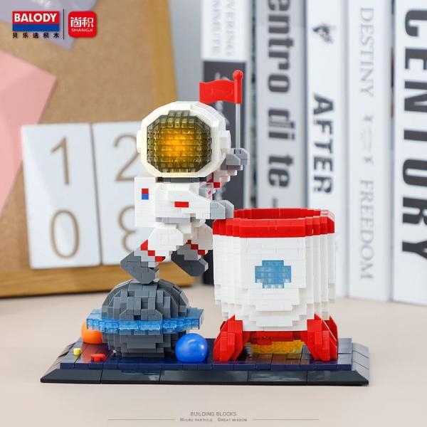 Astronaut pencil holder (diamond blocks)