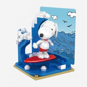 Snoopy surft am Strand