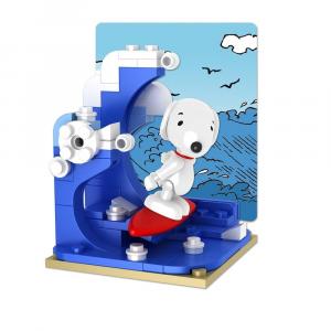 Snoopy surft am Strand