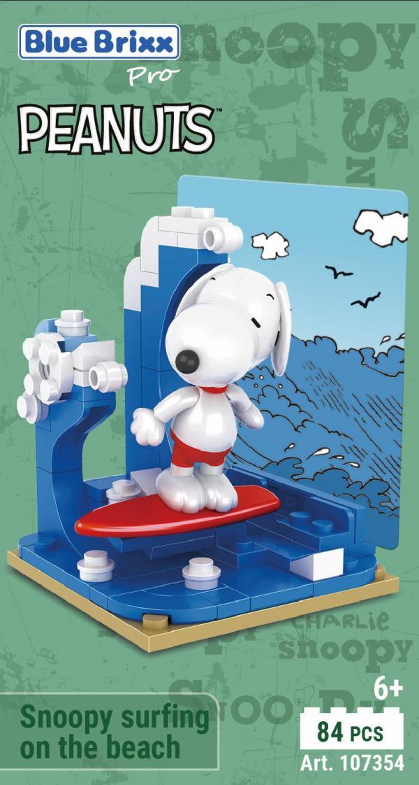 Snoopy surft am Strand