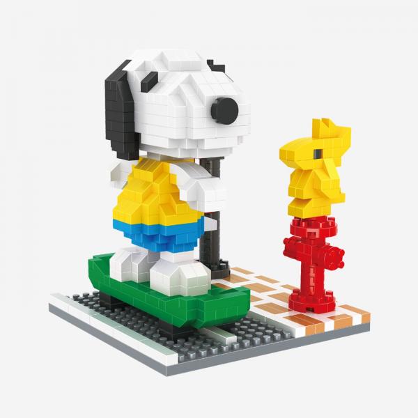  Snoopy and Woodstock skateboarding (diamond blocks)